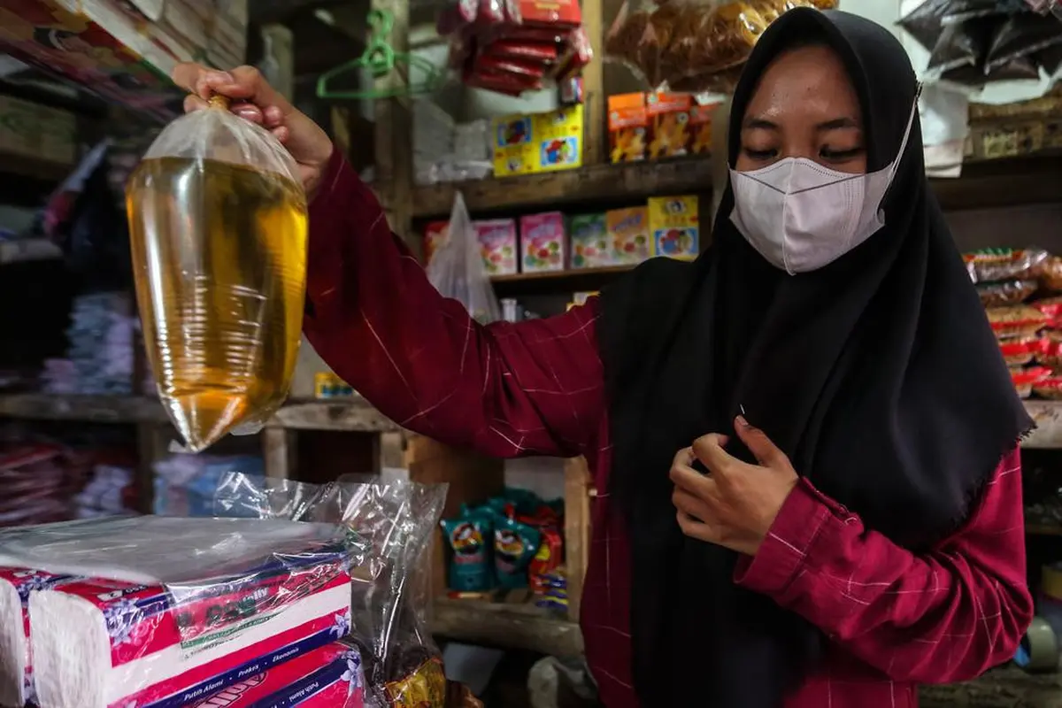 Salah seorang penjual minyak goreng curah di pasar tradisional (Arfandi/Liputan6.com)