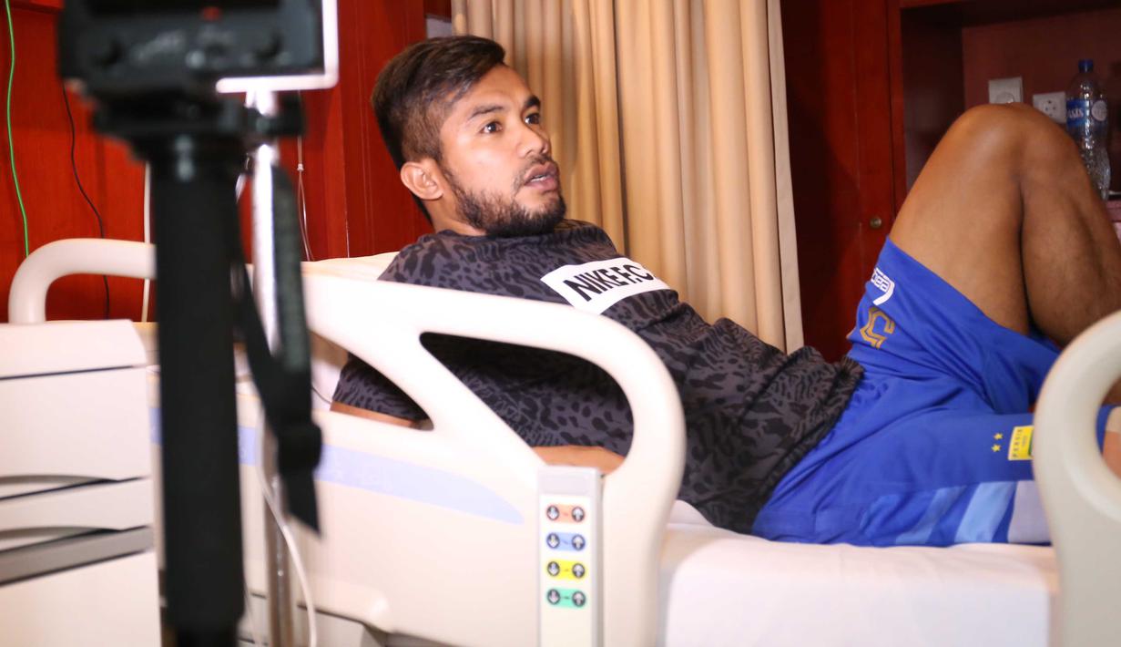 Pemain Persib Bandung, Zulham Zamrun saat menjalani pemulihan cedera di Rumah Sakit, Jakarta, Selasa(8/12/2015). (Bola.com/Nicklas Hanoatubun)