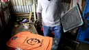 Sebuah kaos bergambar Presiden AS, Barack Obama berhasil disablon di sebuah bengkel kecil di daerah kumuh Kibera, Kenya, Kamis (23/7/2015). Barack Obama akan melakukan kunjungan kenegaraan ke Kenya pada Jumat (24/7). (REUTERS/Noor Khamis)