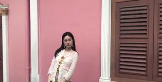 Potret Nong Poy saat pakai kebaya, salah satu busana hasil akulturasi banyak budaya. [@poydtreechad]