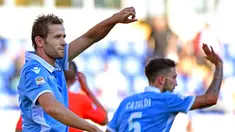 Pemain Lazio, Senad Lulic (kiri) merayakan golnya ke gawang Empoli pada lanjutan Serie A Italia di Stadion Olimpico, Roma, Italia, (25/9/2016). (EPA/Ettore Ferrari)