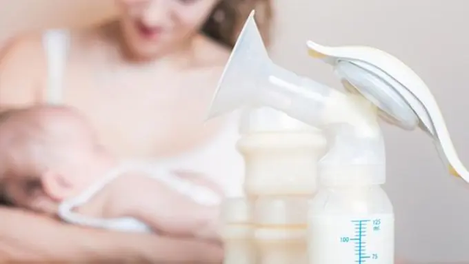 Pumping asi di kantor/copyright Shutterstock.com