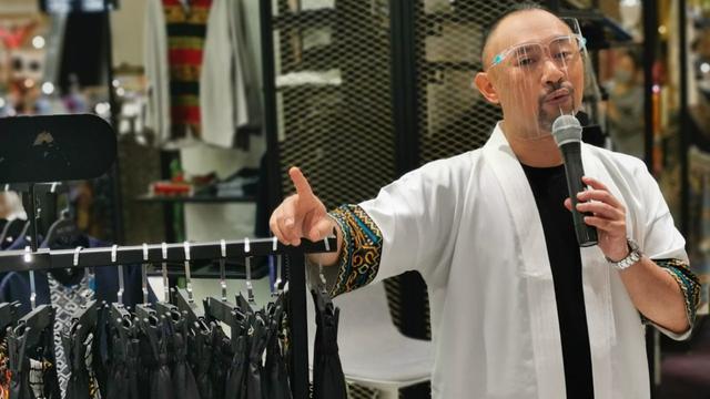 Ronal Surapradja baru saja membuka butiknya bernama Lawlaka