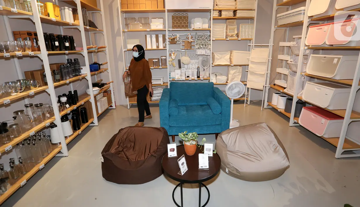 Pengunjung melihat produk pada pembukaan gerai IUIGA kedua yang mengusung konsep Retail+ di Astha Mall SCBD, Jakarta, Jumat (27/11/2020). Pembukaan gerai ini dapat menjawab permintaan konsumen yang cukup tinggi di Jabodetabek. (Liputan6.com/Fery Pradolo)