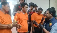 Pria melakukan aksi premanisme dengan menduduki lahan di Pekanbaru dan mengancam warga. (Liputan6.com/M Syukur)