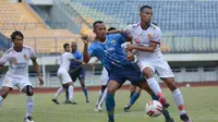 Sansan Fauzi (dua dari kanan) saat dimainkan dalam laga uji coba Persib vs Sriwijaya FC di Stadion GBLA, Kota Bandung, Rabu (24/6/2021). (Bola.com/Erwin Snaz)