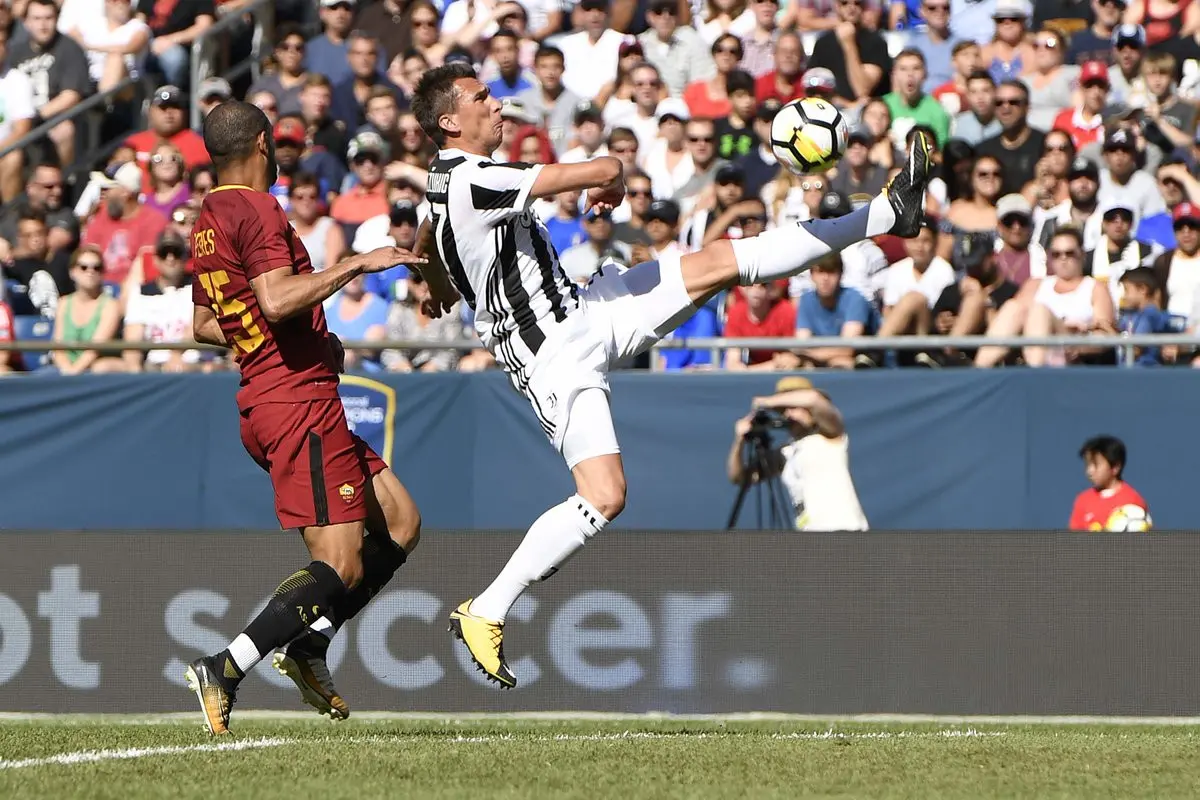Juventus menang adu penalti kontra AS Roma.