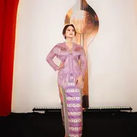 Tissa Biani yang berperan sebagai Rukayah tampil dengan kebaya warna ungu dipadukan bawahan kain warna serasi. [@tissabiani]