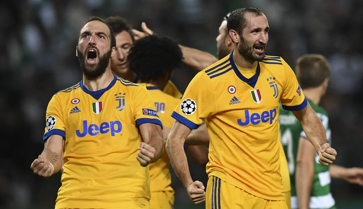 Striker Juventus, Gonzalo Higuain, merayakan gol yang dicetaknya ke gawang Sporting CP pada laga Liga Champions di Stadion Jose Alvalade, Lisbon, Selasa (31/10/2017). Kedua klub bermain imbang 1-1. (AFP/Francisco Leong)