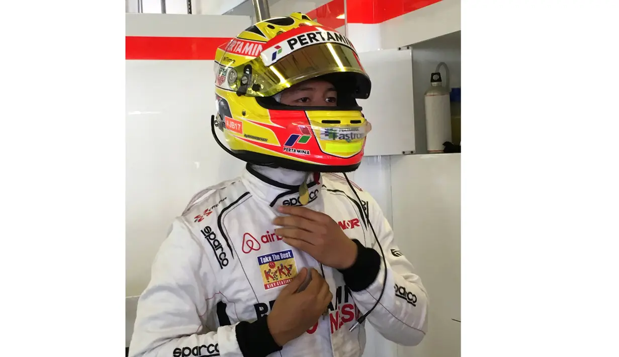 Pebalap Nasional, Rio Haryanto bersiap melakukan test drive F1 dengan Tim Manor Marussia di Sirkuit Yas Marina, Abu Dhabi, Selasa (1/12/2015).Rio  Melahap 56 lap, dengan catatan waktu lap terbaik 1 menit 49,593 detik. (Photo/Rio Haryanto Media)