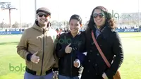 Evan Dimas diapit dua WNI, Fahmi Vivaldi (kiri) dan Abdi, yang tengah bekerja di kota Barcelona. (Bola.com/Reza Khomaini)