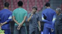 Pelatih Timnas Indonesia, Luis Milla, memberikan arahan kepada anak asuhnya saat sesi latihan jelang laga melawan Fiji di Stadion Patriot, Bekasi, Jumat, (1/9/2017). Indonesia akan menjalani laga Persahabatan melawan Fiji. (Bola.com/M Iqbal Ichsan)