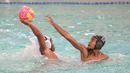 Pemain Pari Sakti (kiri) mencoba mempertahankan bola pada partai final polo air kategori U-14 Indonesia Open Aquatic Championships (IOAC) 2025 di Stadion Akuatik GBK, Jakarta Pusat, pada Kamis (13/11/2025). (Bola.com/Abdul Aziz)