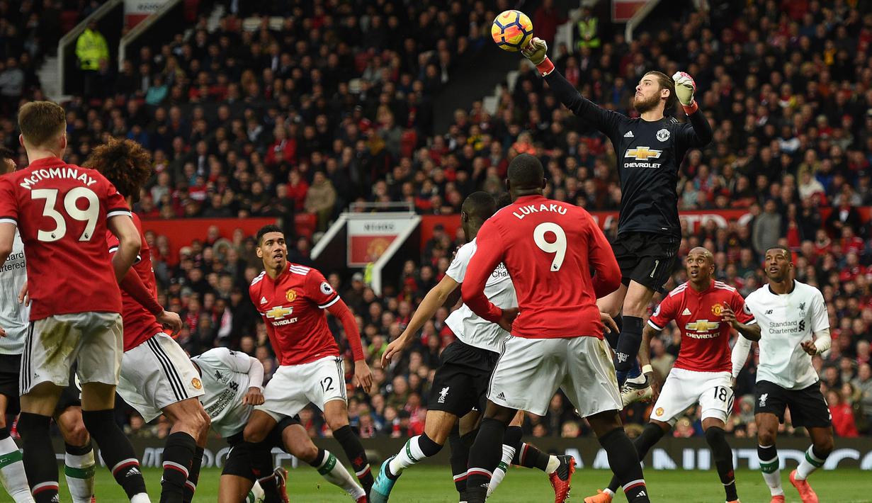 Kiper Manchester United, David De Gea, mengamankan bola saat melawan Liverpool pada laga Premier League di Stadion Old Trafford, Manchester, Sabtu (10/3/2018). MU menang 2-1 atas Liverpool. (AFP/Oli Scarff)