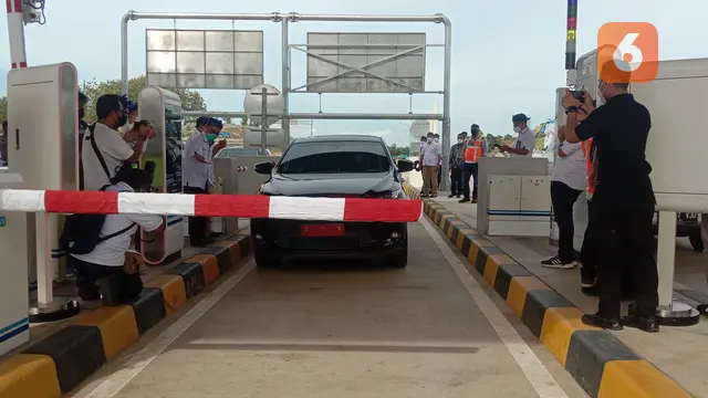 Kendaraan Bupati Lebak, Iti Octavia Jayabaya, Melintas Pertama Kali Di Tol Serang-Panimbang. (Rabu, 17/11/2021). (Liputan6.com/Yandhi Deslatama).