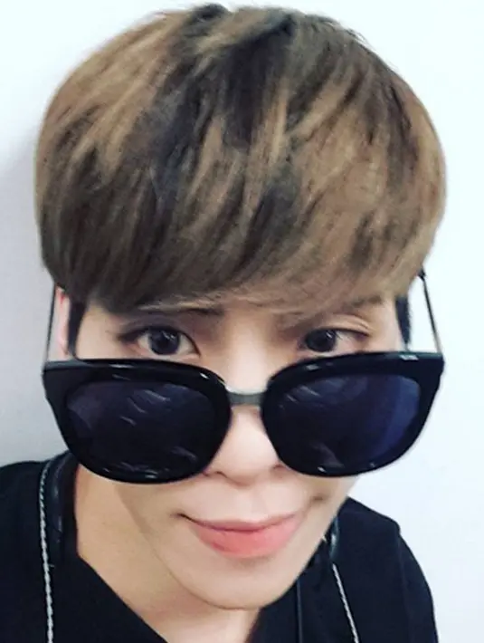 Dalam lagu “1 of 1”, SHINee mengusung tema retro dan membawa pendengarnya bernostalgia ke tahun 90-an. Lagu ini menceritakan kepada seorang gadis bahwa dia satu-satunya gadis yang dicintai. (Instagram/shine.minho)