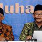 Sekretaris Umum PP Muhammadiyah, Abdul Mu’ti (kanan) membacakan pernyataan sikap PP Muhammadiyah terhadap Pilkada Serentak 15 Februari di Jakarta, Senin (13/2). Ada tujuh butir pernyataan sikap PP Muhammadiyah. (Liputan6.com/Helmi Fithriansyah)