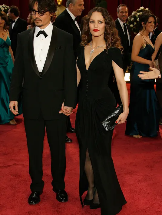 Selain itu sumber juga mengatakan Johnny tampak tak ingin meninggalkan Vanessa. Terbukti ketika Vanessa menuju toilet, terlihat Johnny ikut mendampinginya. (AFP/Bintang.com)