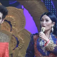 Zaskia Gotik membawakan lagu India saat tampil di Pesta Bollywood. 