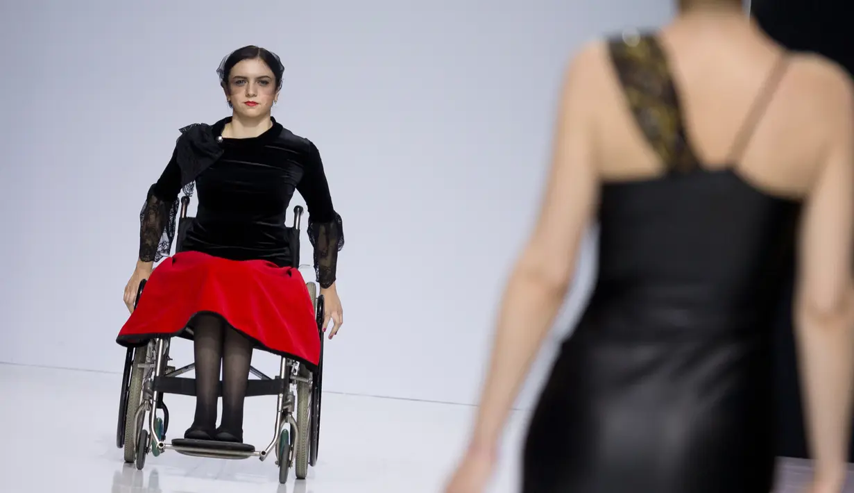 Model menggunakan kursi roda memperagakan busana desainer Rusia, Tatyana Malchikova selama Moskow Fashion Week di Moskow, Kamis (23/3). Pagelaran itu didukung Open World, yayasan non profit yang berfokus pada penyandang cacat. (AP Photo/Ivan Sekretarev)