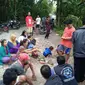 Warga berkumpul di lokasi sumber suara gemluduk di Depok Gilangharjo Pandak Bantul. (Foto : Sukro Riyadi)