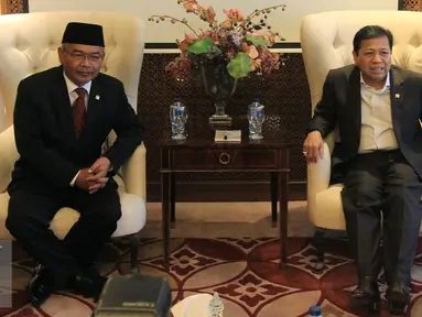 Ketua DPD Mohammad Saleh (kiri) dan Ketua Umum Partai Golkar Setya Novanto saat melakukan pertemuan di DPP Partai Golkar, Jakarta, Rabu (9/11). (Liputan6.com/Johan Tallo)
