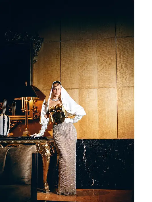 Bustier/corset emas yang dikenakan Luna Maya merupakan rancangan dari Hendra Suryadi, sedangkan dressnya berasal dari Etiquette White. Foto: Instagram.