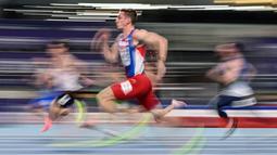 Aleksa Kijanovic (tengah) dari Serbia berkompetisi pada nomor 60m putra pada Kejuaraan Atletik Indoor Eropa 2021 di Torun. (Foto: AFP/Andrej Isakovic)