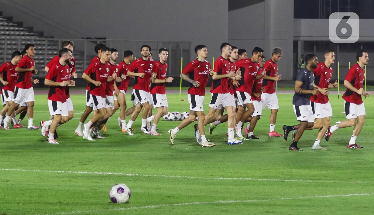 Pemain Timnas Indonesia melakukan pemanasan jelang melakukan sesi latihan di Stadion Madya, Kompleks Gelora Bung Karno, Senayan, Jakarta, Minggu (23/3/2025). (Liputan6.com/Herman Zakharia)