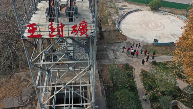 Foto dari udara menunjukkan wisatawan berkunjung ke Tambang Wangfeng di Distrik Zhongzhan, Kota Jiaozuo, Provinsi Henan, China tengah (29/11/2020). Dalam beberapa tahun terakhir, otoritas setempat mengubah tambang berusia seabad itu menjadi kawasan wisata dan budaya. (Xinhua/Feng Xiaomin)