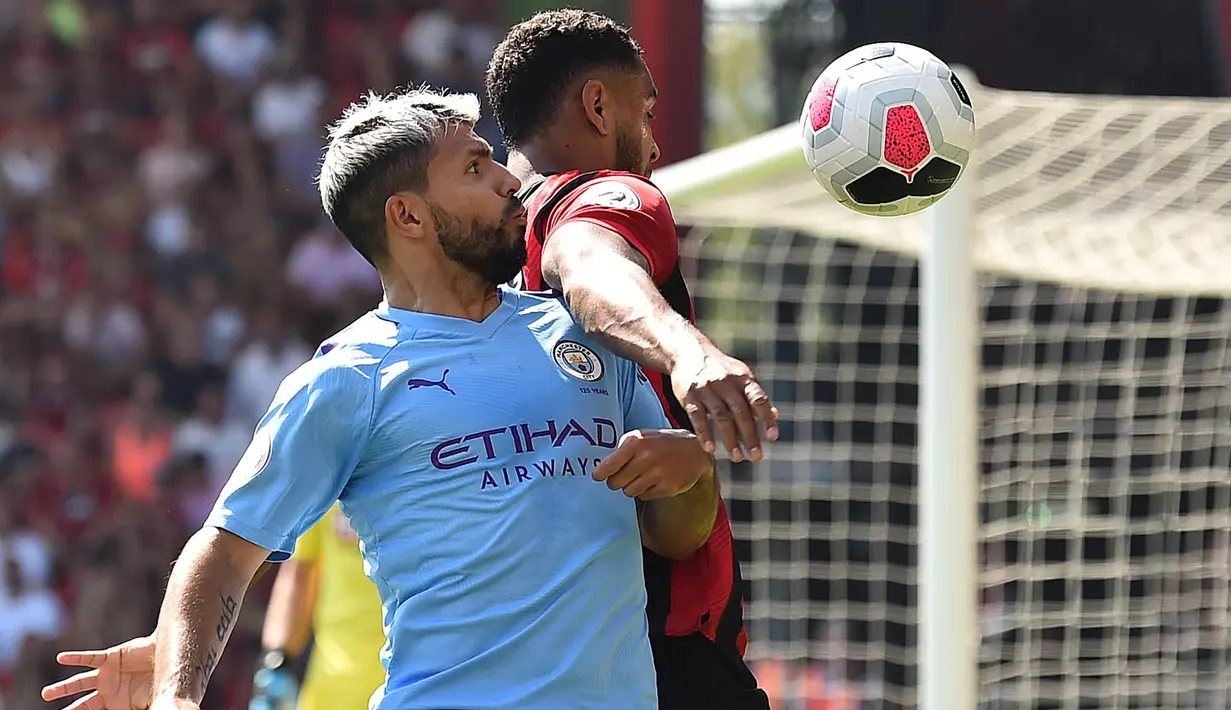 Striker Manchester City, Sergio Aguero, menyundul bola saat melawan Bournemouth pada laga Premier League 2019 di Stadion Vitality, Minggu (25/8). Manchester City menang 3-1 atas Bournemouth. (AFP/Glyn Kirk)