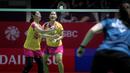 <p>Pemain ganda putri Indonesia, Ribka Sugiarto (kiri) yang berpasangan dengan Lanny Tria Mayasari berusaha menempatkan bola di depan net saat menghadapi pasangan Belanda, Debora Jille/Cheryl Seinen pada babak perempatfinal Daihatsu Indonesia Masters 2024 di Istora Senayan, Jakarta, Jumat (26/1/2024). Lanny/Ribka menang dua game langsung dengan skor 21-10, 21-16. (Bola.com/Bagaskara Lazuardi)</p>