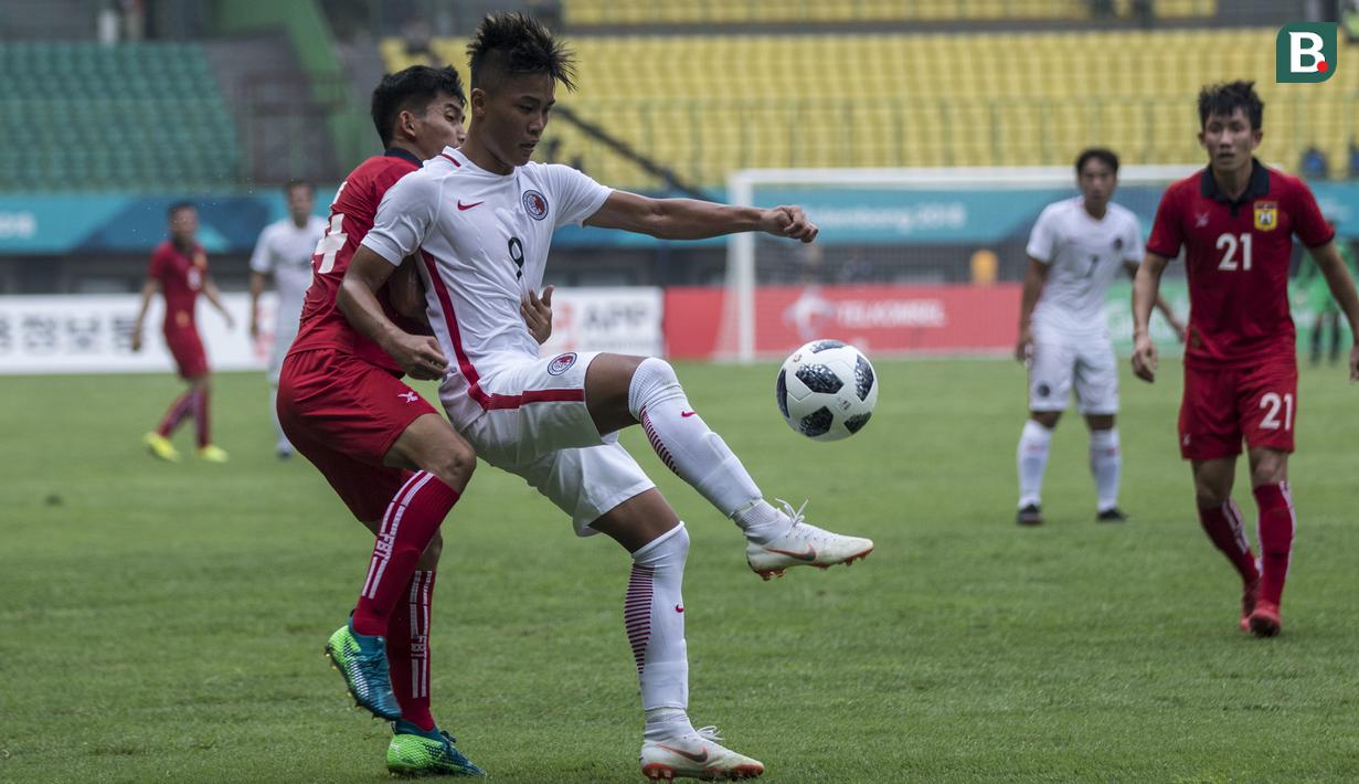 Striker Hongkong, Hung Wai Keung, mengontrol bola saat melawan Laos pada laga Grup A Asian Games di Stadion Patriot, Jawa Barat, Jumat (10/8/2018). Hongkong menang 3-1 atas Laos. (Bola.com/Vitalis Yogi Trisna)