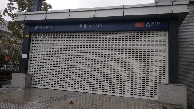 Kota Wuhan sepi. Transportasi metro di Hubei University sudah tutup.