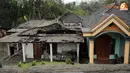 Besarnya volume abu vulkanik sisa erupsi Gunung Kelud membuat beberapa rumah warga di dusun Kebon Rejo harus ambrol (Liputan6.com/Helmi Fithriansyah)