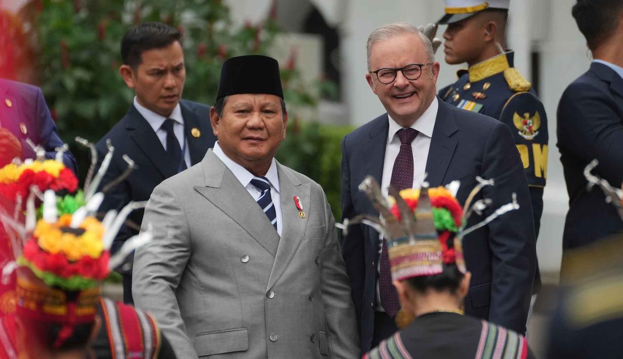 Presiden Prabowo mengatakan penandatanganan ini kembali menegaskan hubungan erat antara Indonesia dan Australia. Tampak dalam foto, Presiden Republik Indonesia, Prabowo Subianto (kiri) dan Perdana Menteri Australia. Anthony Albanese, setibanya di Istana Merdeka, Jakarta, Jumat 6 Februari 2026. (AP Photo/Achmad Ibrahim)