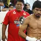 Petinju Manny Pacquiao memamerkan tubuh atletisnya seusai latihan jelang pertarungan melawan Tim Bradley di Hollywood, Los Angeles, California, Rabu (30/3). Petinju berjuluk ‘Pacman’ itu akan menantang Bradley pada 9 April 2016. (REUTERS/Lucy Nicholson)