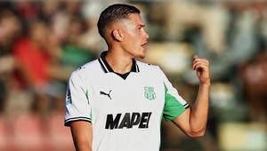 Aksi Jay Idzes bersama Sassuolo saat bertandang ke markas Cremonese dalam laga pekan kedua Serie A 2025/2025, Jumat (29/8/2025). (Instagram Jay Idzes)