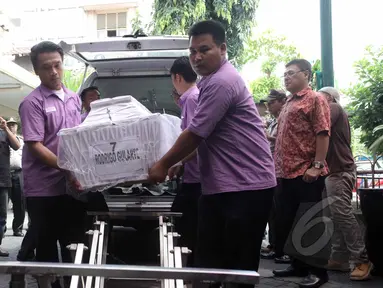 Jenazah terpidana mati asal Brazil, Rodrigo Gularte saat tiba di Rumah Duka RS Carolus, Jakarta, Rabu, (29/4/2015). Jenazah tiba sekitar pukul 12.50 WIB. (Liputan6.com/Helmi Afandi)