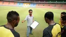 Pelatih Martapura FC, Frans Sinatra Huwae memberikan arahan kepada anak asuhnya jelang laga uji coba melawan Persija Jakarta di Stadion GBK Jakarta, Selasa (6/1/2015). Persija unggul 2-1 atas Martapura FC.(Liputan6.com/Helmi Fithriansyah)