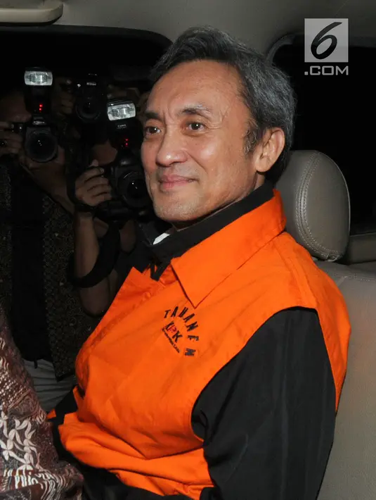 Mantan petinggi Lippo Group, Eddy Sindoro memakai rompi tahanan dikawal petugas usai menjalani pemeriksaan di gedung KPK, Jakarta, Jumat (12/10). Eddy resmi ditahan terkait kasus suap panitera PN Jakarta Pusat, Edy Nasution. (merdeka.com/Dwi Narwoko)