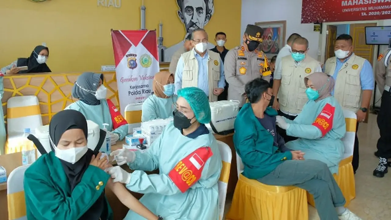 Pemberian vaksin kepada warga di Pekanbaru untuk mengantisipasi gelombang ketiga Covid-19 di Riau.