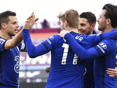 Pemain Chelsea Timo Werner (tengah) melakukan selebrasi usai mencetak gol ke gawang West Ham United pada pertandingan Liga Inggris di London Stadium, London, Inggris, Sabtu (24/4/2021). Chelsea menang 1-0. (Andy Rain/Pool via AP)