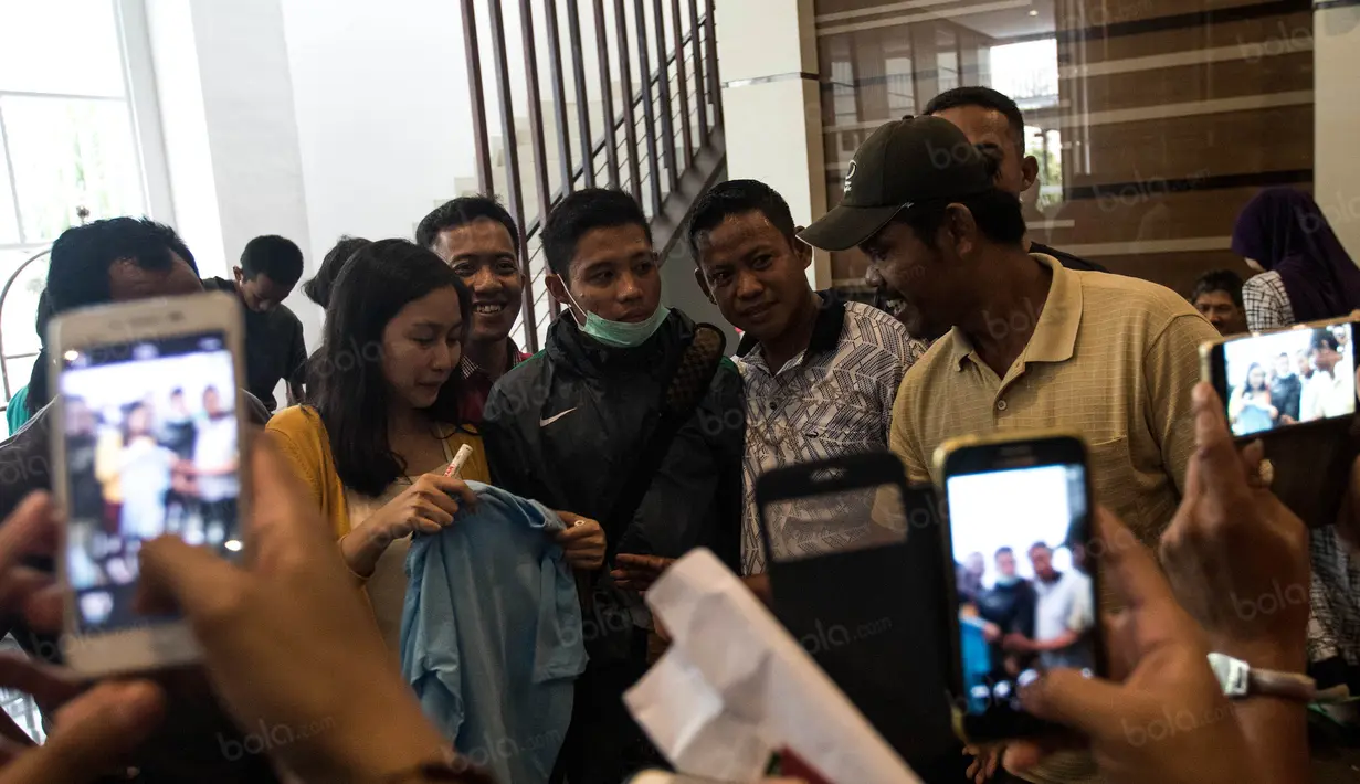 Gelandang Timnas Indonesia, Evan Dimas, menyapa warga jelang keberangkatan menuju Vietnam di Hotel Lor In, Jawa Barat, Minggu (4/12/2016). (Bola.com/Vitalis Yogi Trisna)