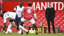 Pelatih Manchester United, Ole Gunnar Solskjaer, mengamati permainan anak asuhnya saat melawan Tottenham Hotspur pada laga Liga Inggris di Stadion Old Trafford, Minggu (4/10/2020). Tottenham menang dengan skor 6-1. (Oli Scarff/Pool via AP)