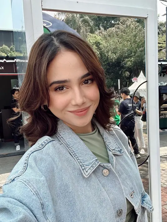 Potret selfie Syifa Hadju pakai jaket denim. Bahkan kecantikannya tak luntur di bawah cahaya matahari langsung. [Foto: Instagram/syifahadju]