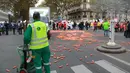 Sejumlah wortel berhamburan di jalanan depan Kementerian Kesehatan, Paris, Rabu (4/10). Aksi ini merupakan bentuk kekecewaan para penjual tembakau dengan rencana pemerintah untuk menaikan harga rokok. (AFP PHOTO/JACQUES DEMARTHON)