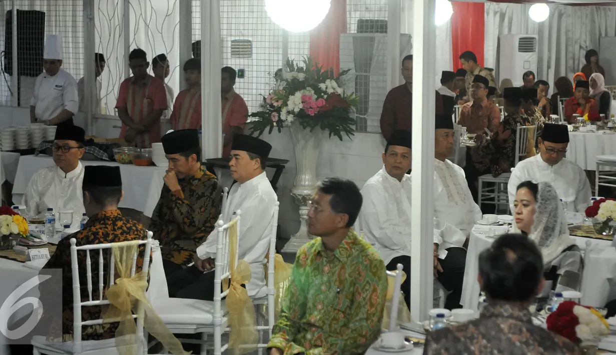 Suasana Buka Puasa bersama di kediaman Ketua MPR Zulkifli Hasan untuk mengikuti acara buka puasa bersama di kawasan Widya Chandra, Jakarta, Rabu (15/6). (Liputan6.com/Johan Tallo)