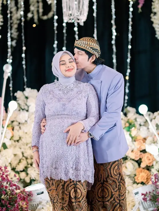 Saat hamil Azura, Aurel Hermansyah kenakan kebaya kurung modifikasi bergaya baby doll warna lilac. Dipadu dengan kain Batik dan hijab polos [@aurelie.hermansyah]