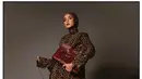 Olla Ramlan kenakan dress longgar berkerah tinggi dengan motif leopard yang bikin terlihat fearless [@ollaramlan]